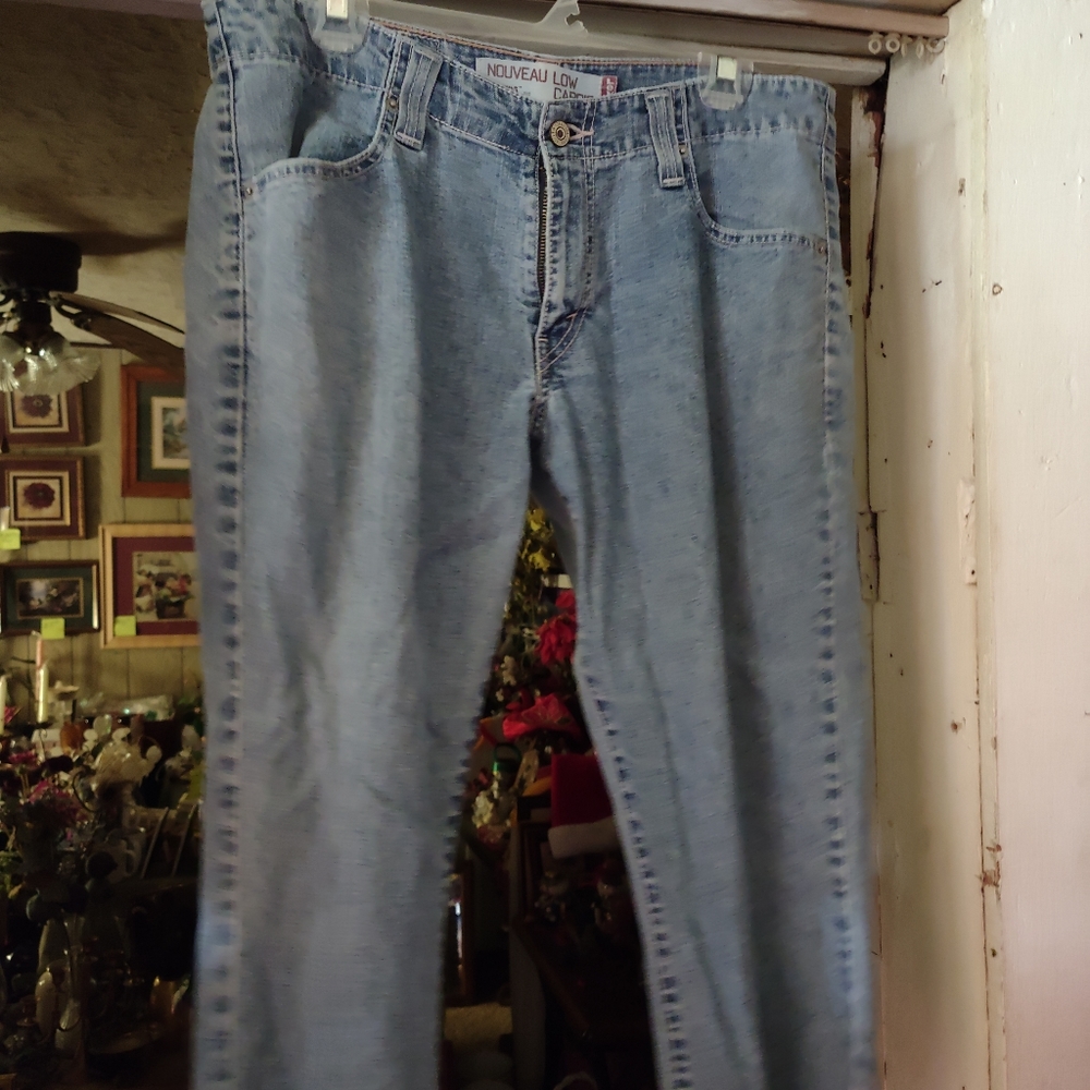 LEVI'S STRAUSS NOUVEAU LOW BLUE JEANS CAPRIS. 525. SIZE MISSES 8.
